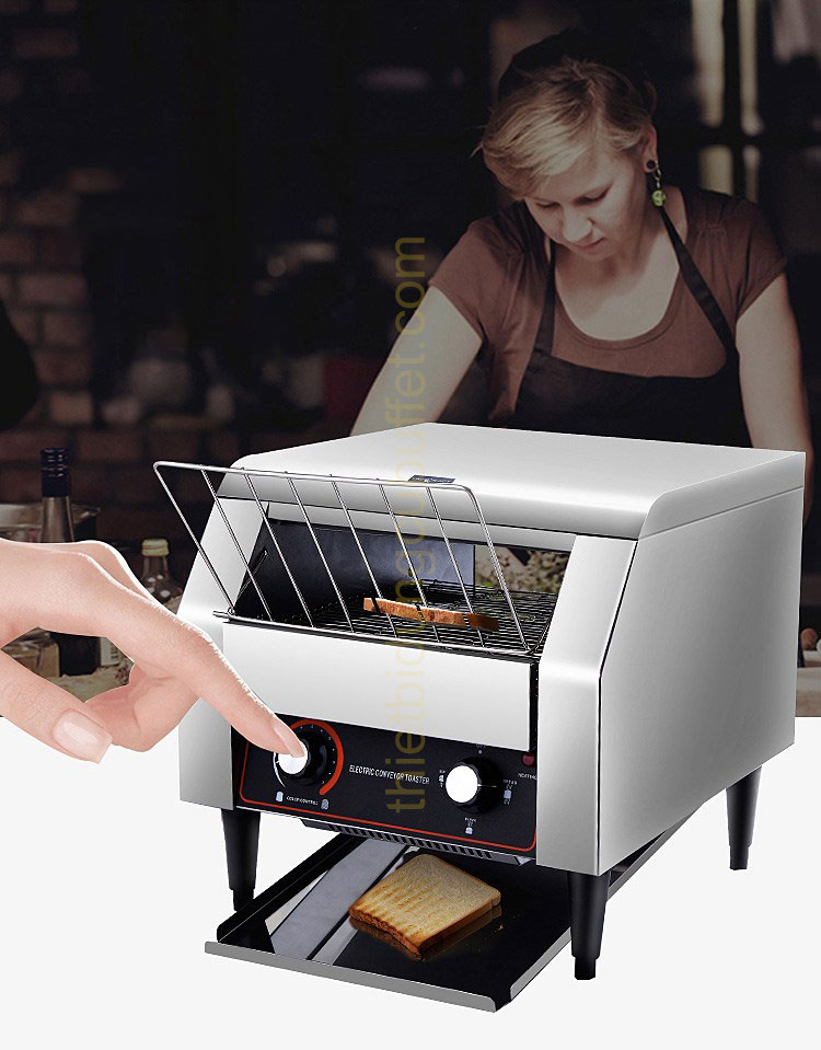 Lấy lát bánh mì ở cửa trước