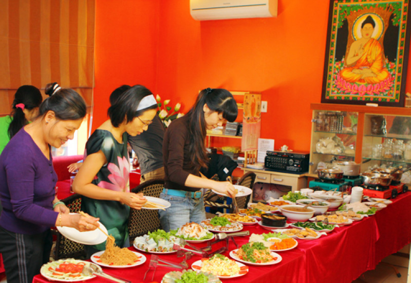 5 lợi ích của việc tổ chức tiệc buffet chay tại chùa