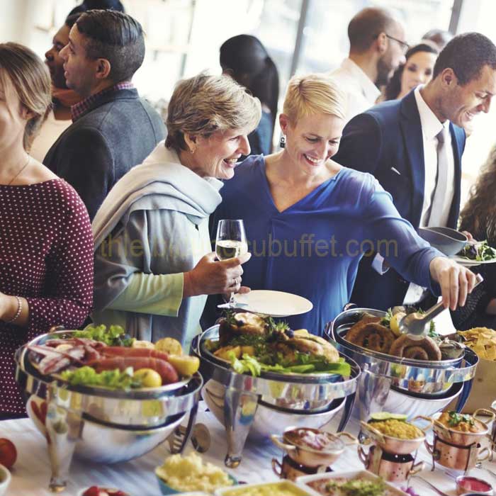 Đeo khăn choàng trong bữa tiệc buffet