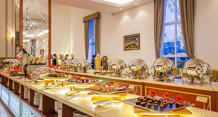 Hình ảnh sắp xếp bàn tiệc buffet trước đêm sự kiện