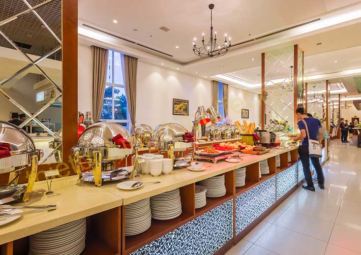 Hình ảnh sắp xếp đặt đĩa ăn ở bàn tiệc đầu tiên