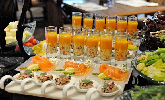 Thức ăn được đựng trong nồi hâm nóng buffet