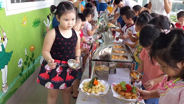 Các bé được tự do lựa chọn món mình thích trong menu buffet