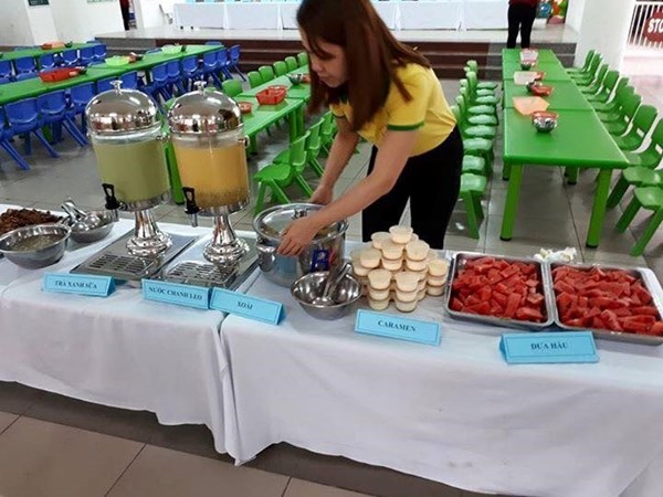 Cô giáo chuẩn bị các món tiệc buffet ngọt cho trẻ