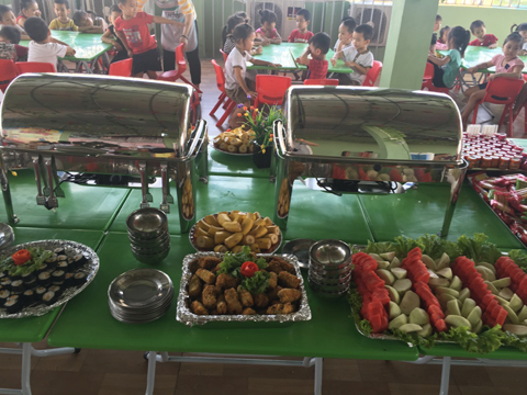Bữa tiệc buffet ở trường mầm non với các món ăn buffet hấp dẫn