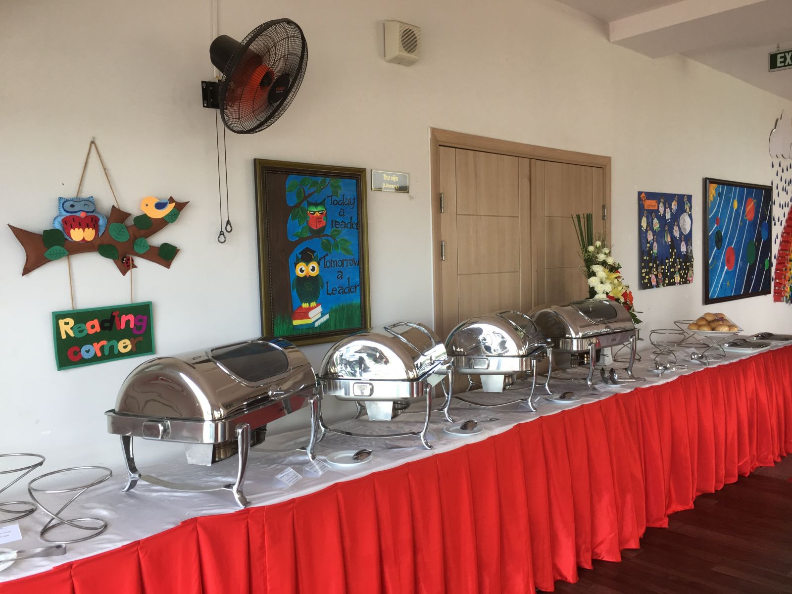 Thức ăn được đựng trong nồi hâm buffet