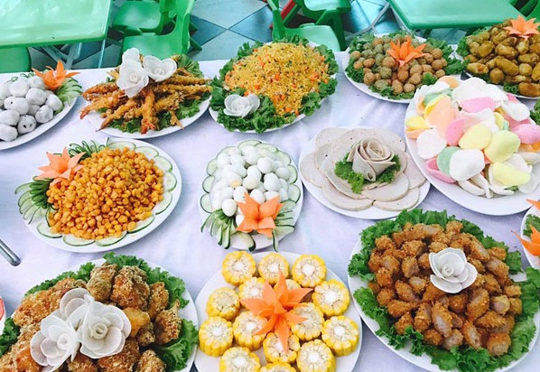 Thuc don cac mon an trong tiec buffet cho tre em
