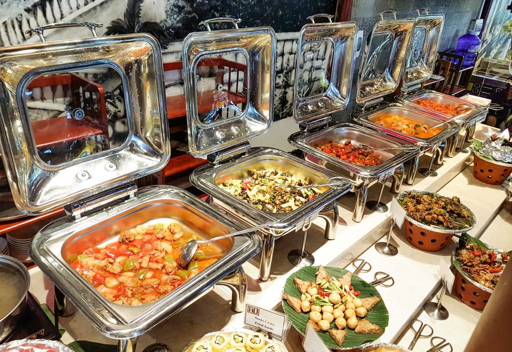 Các món nóng được đựng trong nối hâm nóng buffet