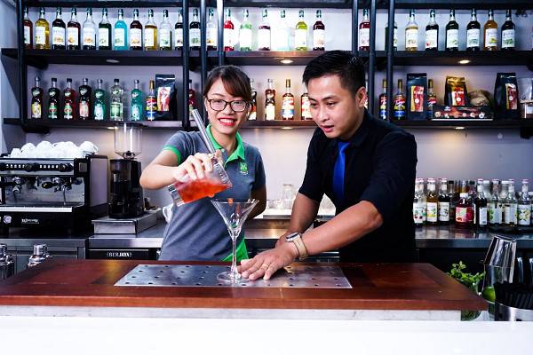 bartender đang học việc