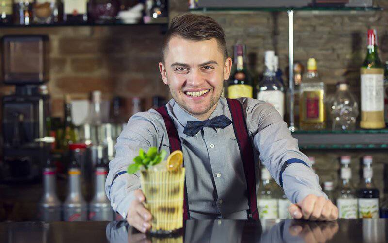 bartender mời khách