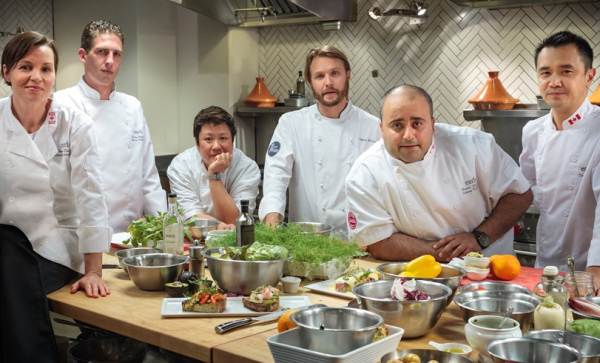 Bộ phận bếp nhà hàng