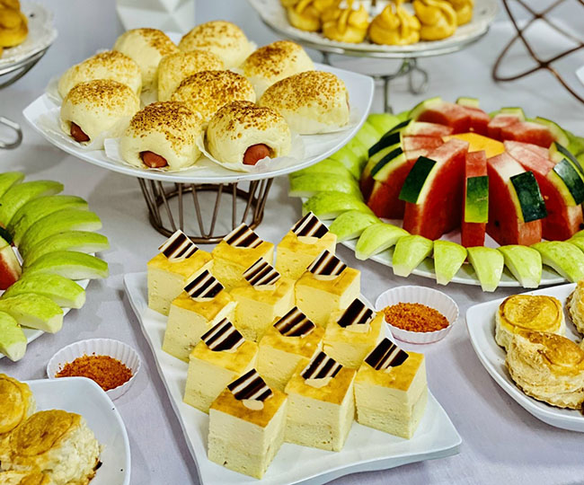 Thực đơn buffet bánh ngọt kèm thêm bánh mặn