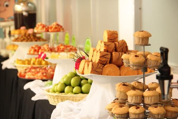 Tiệc buffet bánh ngọt ngon và đẹp mắt