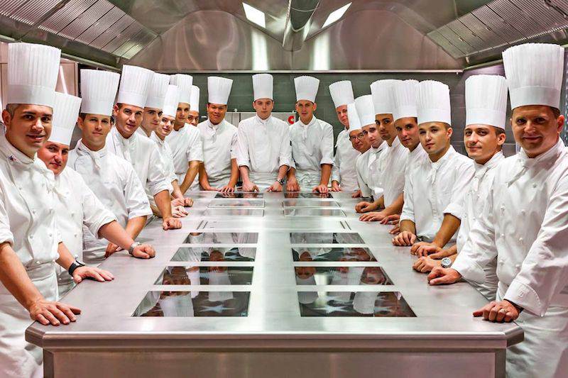 Các vị trí trong bếp nhà hàng