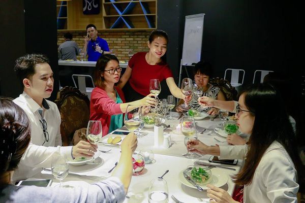 cách tiếp khách trên bàn tiệc cách tiếp khách trên bàn tiệc