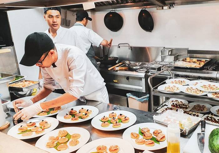 Đầu bếp nhà hàng chuẩn bị món ăn