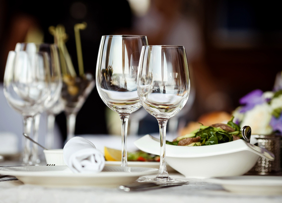 Các thiết bị dụng cụ phục vụ ăn uống trong nhà hàng