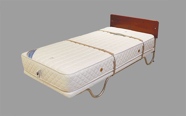 Giường được trang bị đệm lò xo đi kèm