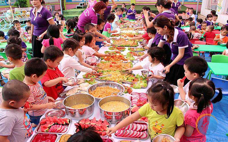 tiệc buffet ngoài trời cho trẻ mầm non