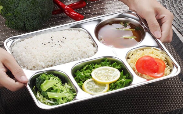 Nên mua khay cơm nhựa hay khay cơm inox, khay thủy tinh?
