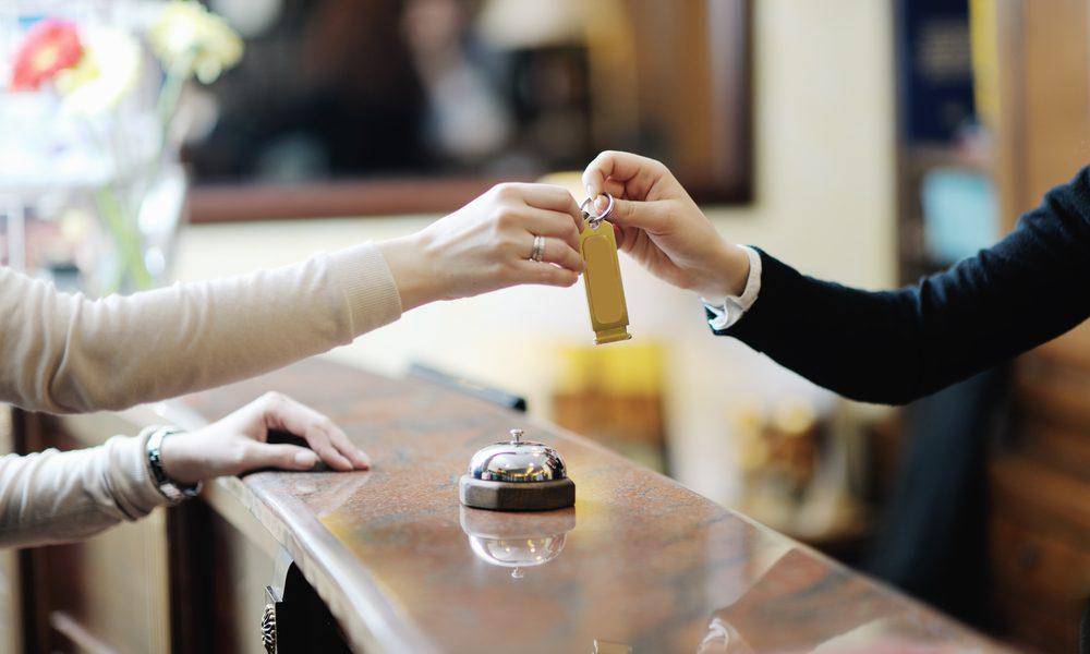 Kỹ năng check out cho khách tại khách sạn