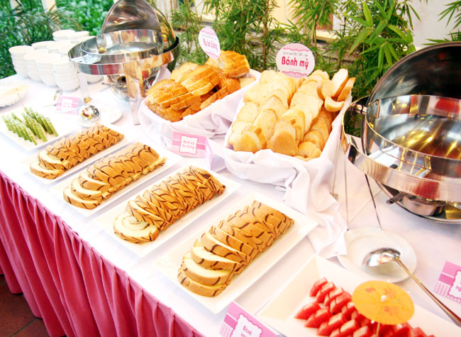 lên thực đơn buffet bánh ngọt