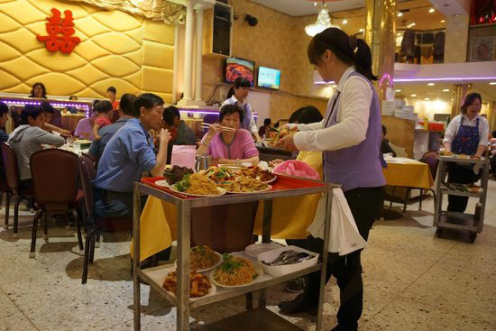 Kích thước xe đẩy thức ăn cho nhà hàng khách sạn