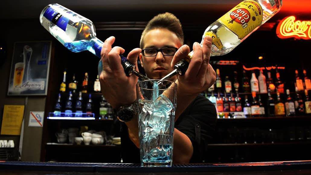 Bartender là gì? Làm nghề bartender cần những gì?
