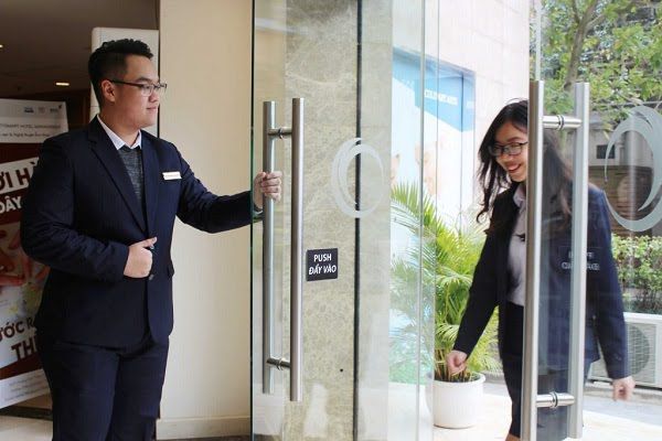 nhân viên đóng tiếp khách tại cửa nhà hàng nhân viên đóng tiếp khách tại cửa nhà hàng