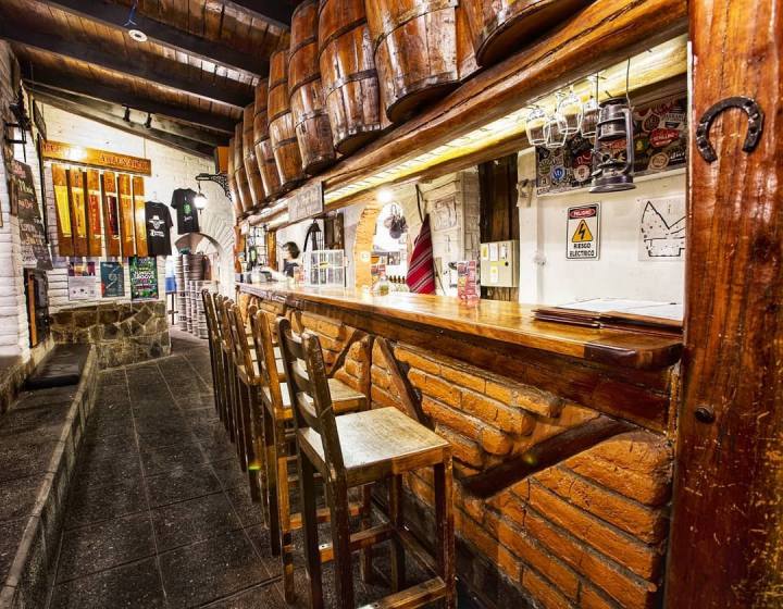 quầy chất liệu gỗ xưa