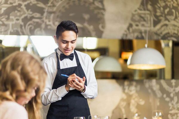 nhân viên ghi nhận đặt bàn tiệc tại nhà hàng nhân viên ghi nhận đặt bàn tiệc tại nhà hàng