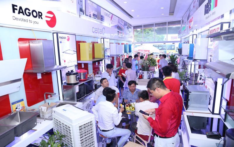 bán hàng cho khách tại showroom bán hàng cho khách tại showroom