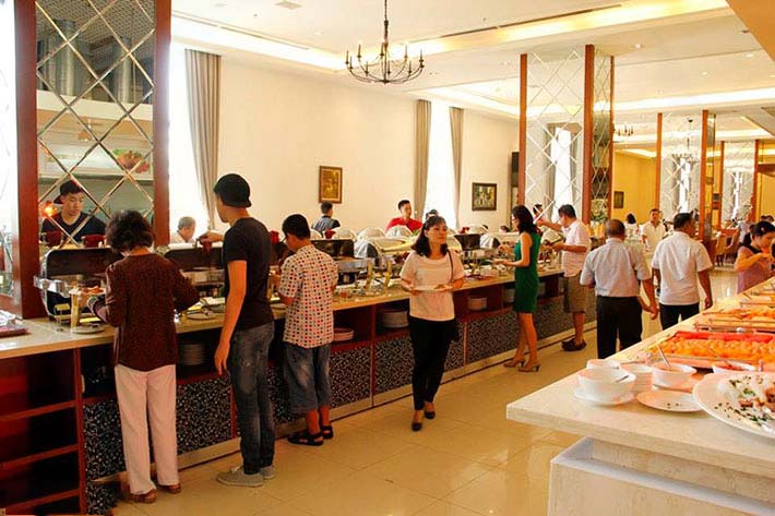 Thực khách thoải mái di chuyển lựa chọn món ăn buffet sáng