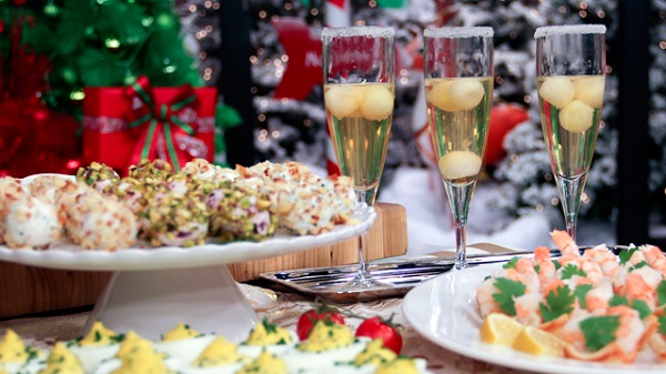 thức ăn trong tiệc cocktail