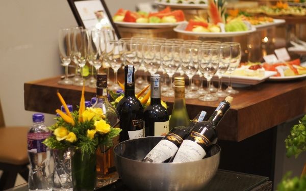 đồ uống trong tiệc cocktail