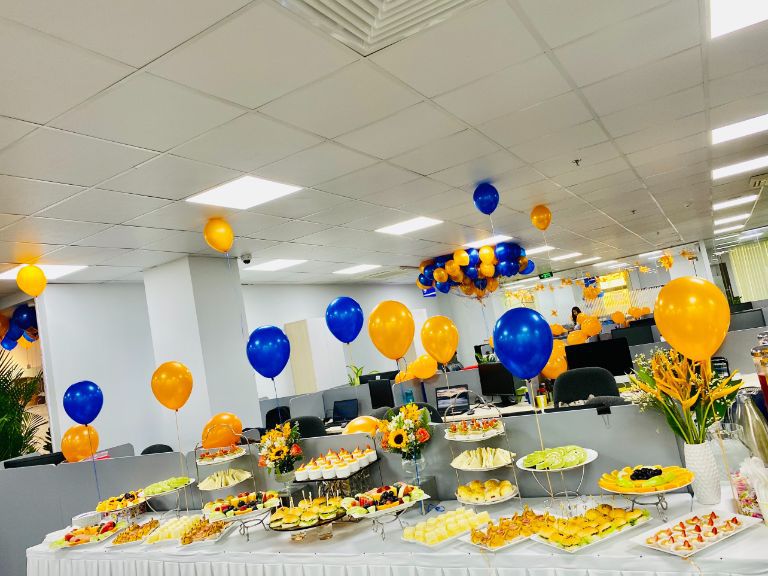 bàn tiệc tại sinh nhật công ty
