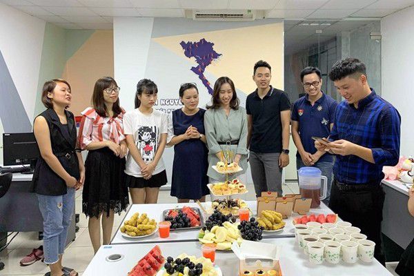 nhân viên công ty chuẩn bị chương trình sinh nhật