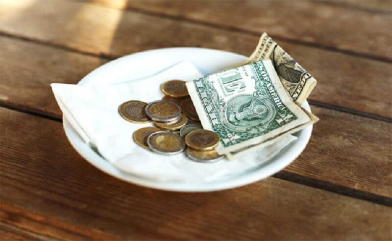 tiền tip hay còn gọi là tiền boa cho nhân viên phục vụ