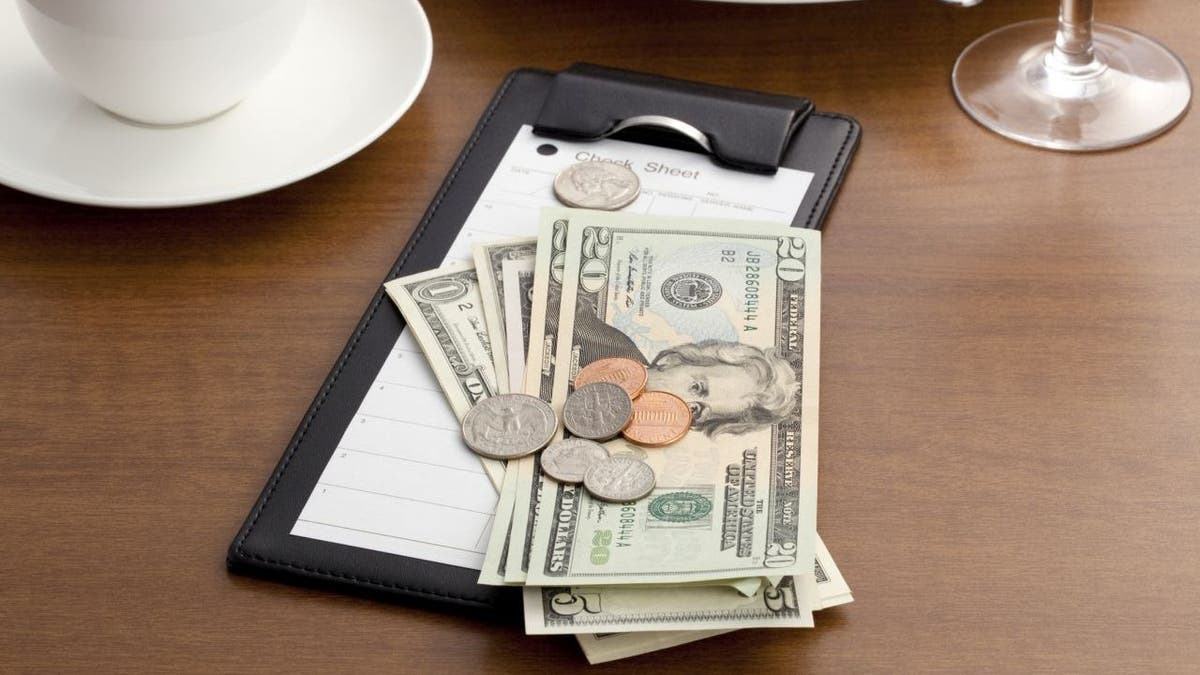 tiền tip cho nhân viên