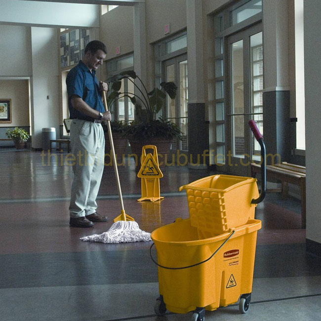 Xe đẩy lau sàn trong trung tâm thương mại
